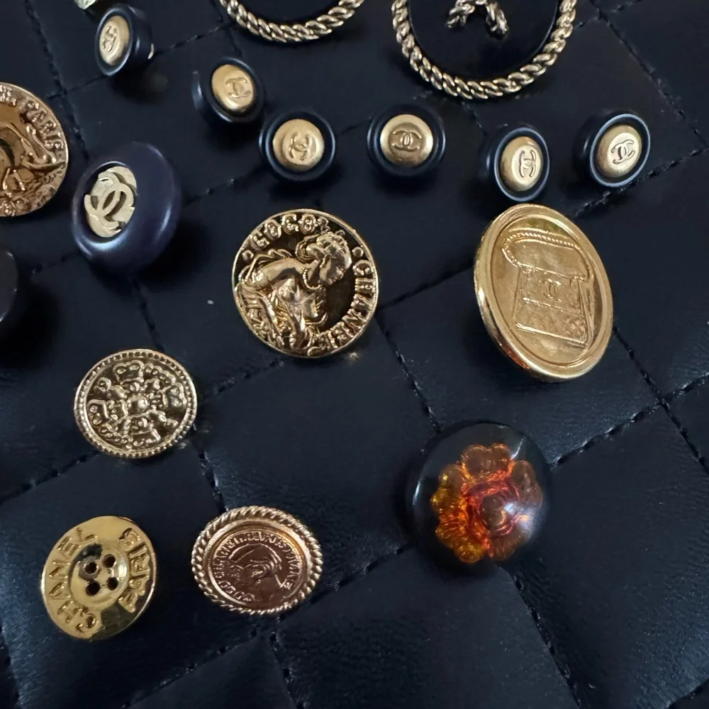 19 Authentic CHANEL Vintage Replacement Buttons - Picture 2 of 7